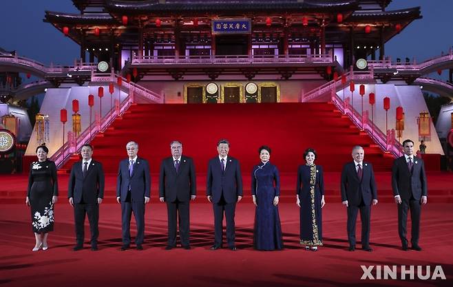 [시안=신화/뉴시스] 시진핑 중국 국가주석이 16일부터 18일까지 카자흐스탄을 국빈 방문하고, 아스타나에서 열리는 제2차 중국-중앙아시아 정상회의에 참석한다. 사진은 2023년 5월19일 중국 시안에서 시주석 부부가 중앙아시아 정상들이 환영만찬을 시작하기 전 기념촬영을 하는 모습. 2025.06.16