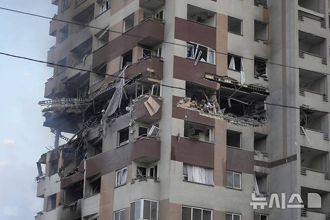 [테헤란=AP/뉴시스]13일(현지 시간) 이란 테헤란에서 이스라엘의 공습을 받은 아파트 건물이 크게 파손돼 있다. 이스라엘이 16일 중동 이란 동맹국들에 대한 지원을 조율하고 이란 최고지도자에게 직접 보고하는 특수부대 쿠드스군 지휘소를 공습했다고 밝혔다고 뉴욕 타임스(NYT)가 보도했다. 2025.06.16.