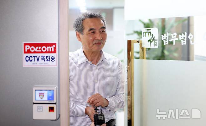 [서울=뉴시스] 김선웅 기자 = 김건희 특검 특별검사에 지명된 민중기 변호사(전 서울중앙지방법원장)이 지난 13일 서울 서초구 소재 자신의 법무법인 사무실에서 취재진과 만나 질의응답을 하고 있다. 2025.06.16. mangusta@newsis.com