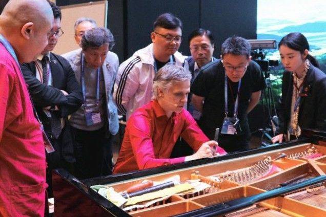 13일 세계적인 피아노 조율 마이스터이자 독일 피아노 제작 공방 클랑마누팍투어 소속 '얀 키텔'이 특강을 하고 있다. (사진=삼성문화재단 제공) *재판매 및 DB 금지