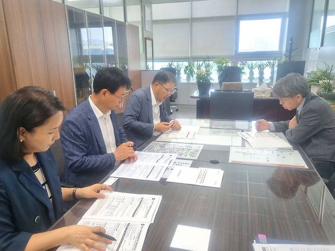 [창원=뉴시스] 강경국 기자 = 장금용 경남 창원시장 권한대행(왼쪽 세번째)이 16일 박준호 기획재정부 사회예산심의관 사무실에서 2026년도 주요 국비 사업을 설명하고 있다. (사진=창원시청 제공). 2025.06.16. photo@newsis.com *재판매 및 DB 금지