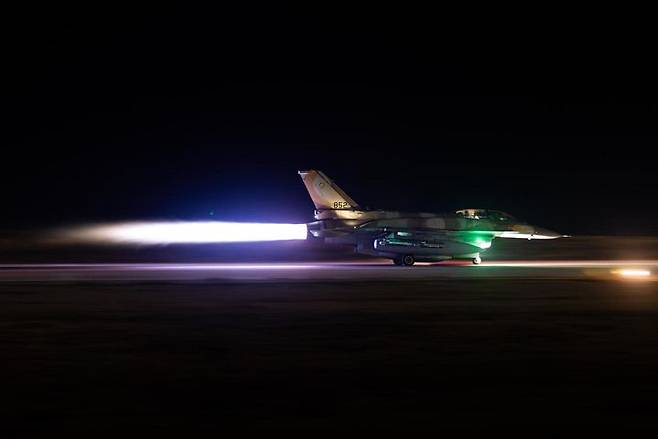 [서울=뉴시스]이란 공격을 앞두고 이륙하는 이스라엘 전투기들. 이스라엘은 이란에 대해 "공중 우위"를 달성했으며 이란 서부로부터 수도 테헤란까지 하늘을 장악하고 있다고 16일 주장했다. <사진출처: 이스라엘군 페이스북> 2025.06.16