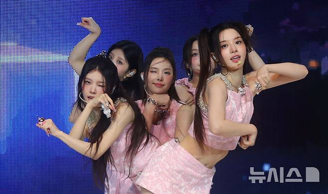 [서울=뉴시스] 김혜진 기자 = 그룹 아일릿이 16일 오후 서울 광진구 광장동 예스24라이브홀에서 열린 세 번째 미니앨범 '밤(bomb)' 발매 기념 쇼케이스에서 무대를 선보이고 있다. 2025.06.16. jini@newsis.com