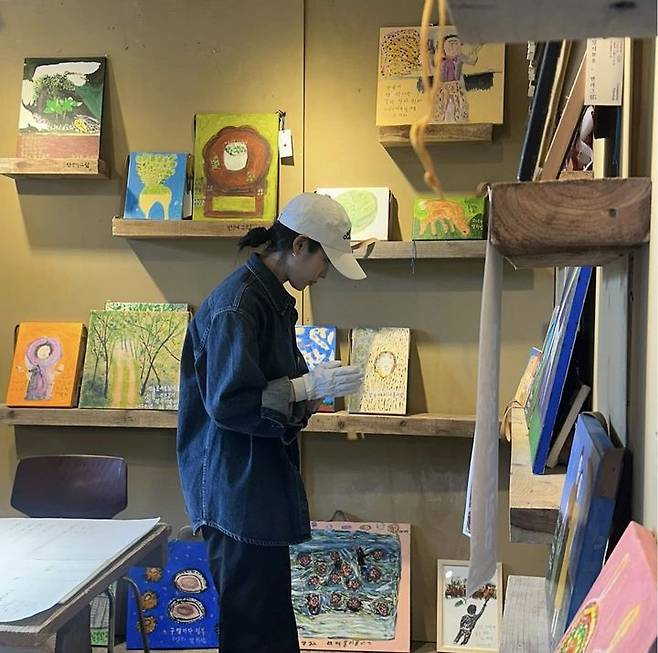 [서울=뉴시스] 가수 아이유가  '폭싹 속았수다 똘도, 어멍도, 할망도' 전시회를 보기 위해 제주를 찾았다. (사진=아이유 인스타그램 캡처) 2025.06.16. photo@newsis.com *재판매 및 DB 금지