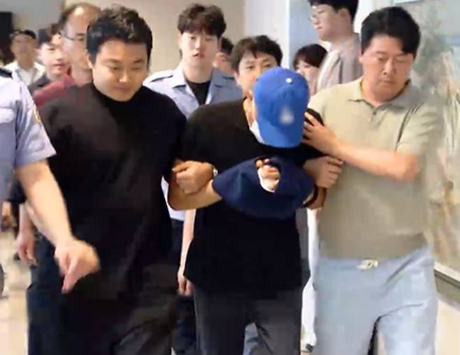 대구 스토킹 여성 살해 40대 구속영장실질심사…고개 숙인 채 침묵 [연합뉴스TV]