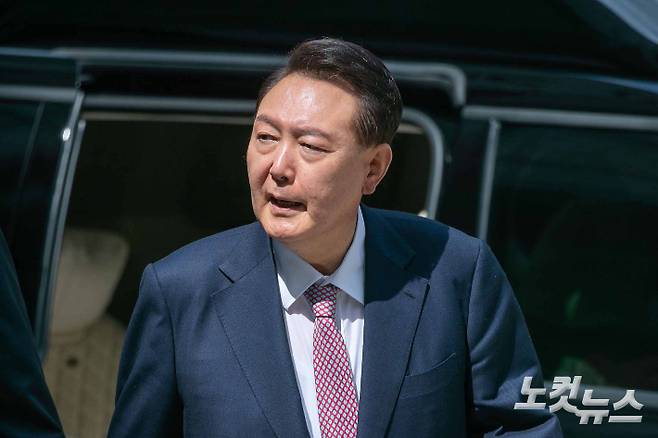 윤석열 전 대통령이 9일 오전 서울 서초구 서울중앙지방법원에서 내란 우두머리 혐의 사건 6차 공판에 출석하고 있다. 사진공동취재단