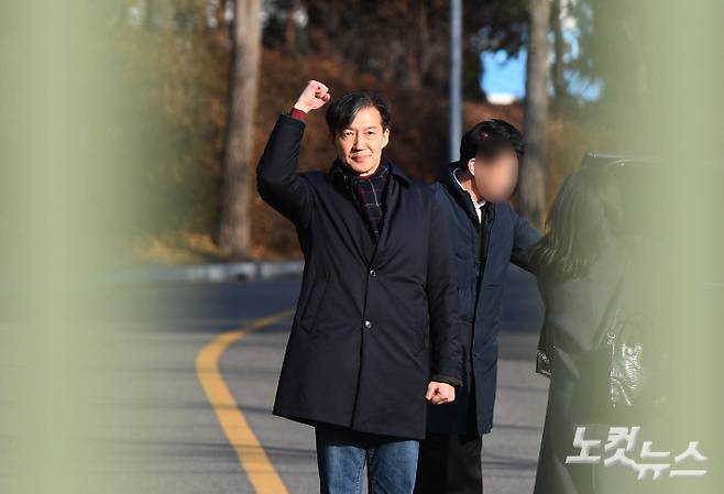 자녀 입시 비리와 청와대 감찰 무마 혐의로 대법원으로부터 징역 2년 실형을 확정받은 조국 전 조국혁신당 대표가 지난해 12월 16일 오전 경기 의왕 서울구치소에 들어가며 지지자들에게 인사하고 있다. 의왕=황진환 기자