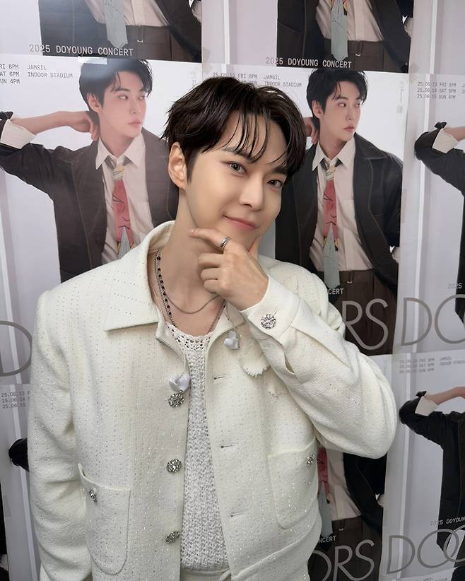 NCT 도영은 지난 13~15일 사흘 동안 서울 송파구 잠실실내체육관에서 두 번째 콘서트 '도어스'를 열었다. NCT 공식 트위터