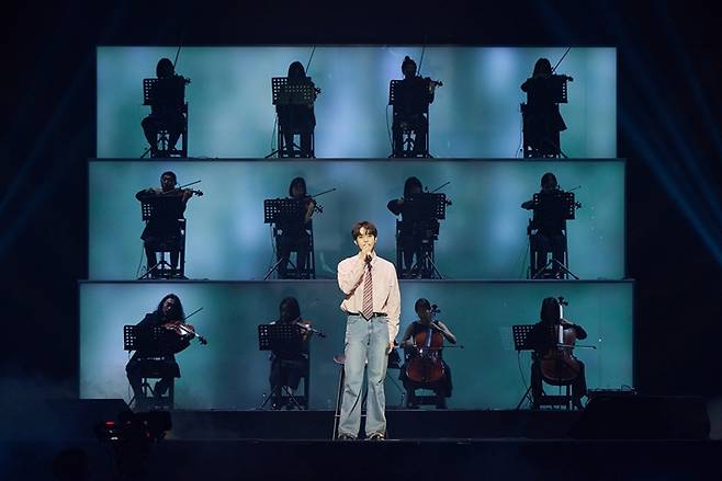'동경'과 '고요' 무대에서는 12인조 스트링 연주를 선보였다. SM엔터테인먼트 제공