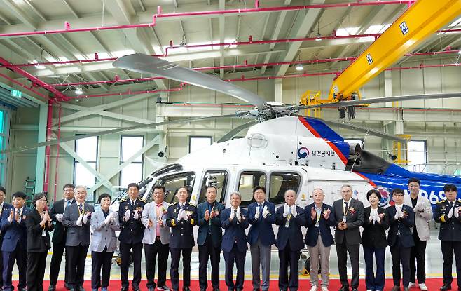 '하늘 위 응급실'로 불리는 제주 응급의료전용헬기의 격납고가 제주공항에 마련돼 16일 개소식이 열렸다. 제주도 제공