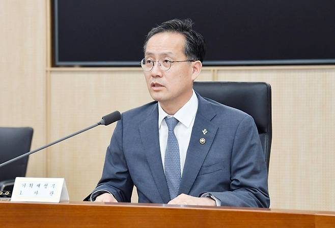 기획재정부 이형일 장관 직무대행 1차관이 6월 16일 오후 정부세종청사 중앙동에서 열린 '제48차 물가관계차관회의'를 주재, 모두발언을 하고 있다. 기획재정부 제공