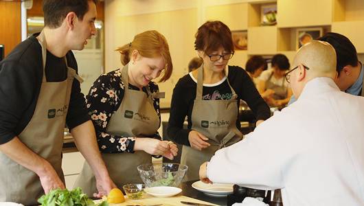 사찰음식 체험 모습. 한국사찰음식 문화체험관 누리집 캡처