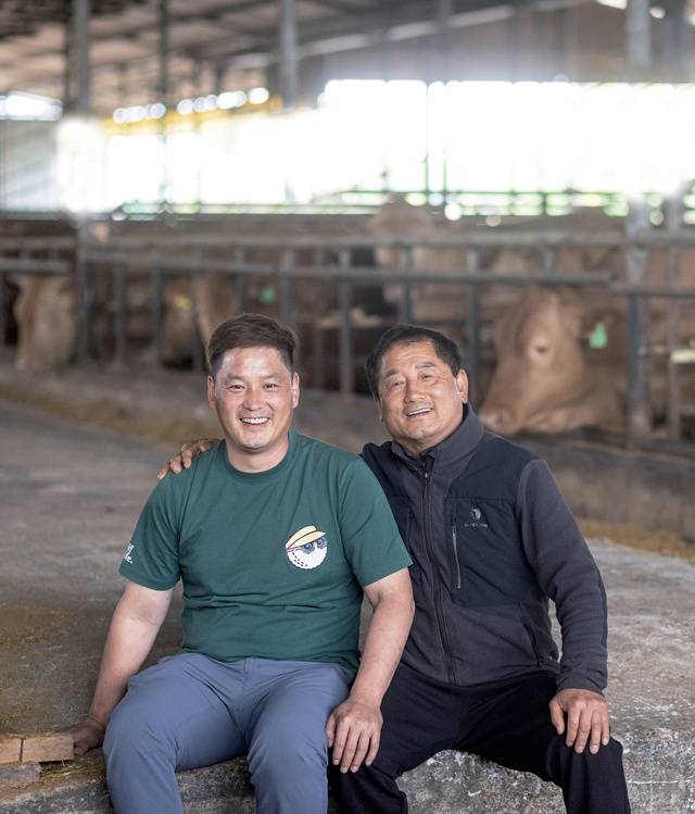 정수농장 김정수 대표(오른쪽)와 아들 김형민 대표.