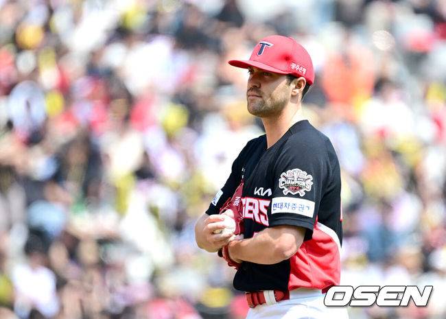 [OSEN=인천, 최규한 기자] 11일 오후 인천 SSG랜더스필드에서 ‘2025 신한 SOL Bank KBO리그’ SSG 랜더스와 KIA 타이거즈의 더블헤더 1차전 경기가 열렸다.이날 홈팀 SSG는 미치 화이트, 방문팀 KIA는 제임스 네일을 선발로 내세웠다.2회말 무사 1, 3루 상황 SSG 최준우에게 1타점 적시타를 내준 기아 선발 제임스 네일이 아쉬워하고 있다. 2025.05.11 / dreamer@osen.co.kr