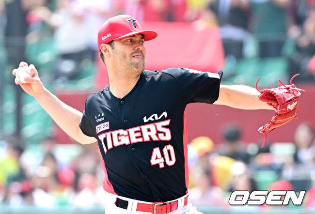 [OSEN=인천, 최규한 기자] 11일 오후 인천 SSG랜더스필드에서 ‘2025 신한 SOL Bank KBO리그’ SSG 랜더스와 KIA 타이거즈의 더블헤더 1차전 경기가 열렸다.이날 홈팀 SSG는 미치 화이트, 방문팀 KIA는 제임스 네일을 선발로 내세웠다.1회초 KIA 선발 제임스 네일이 힘차게 공을 뿌리고 있다. 2025.05.11 / dreamer@osen.co.kr