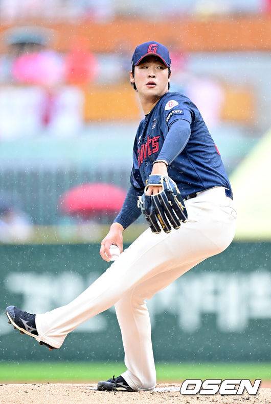 [OSEN=인천, 최규한 기자] 15일 인천 SSG랜더스필드에서 ‘2025 신한 SOL Bank KBO리그’ SSG 랜더스와 롯데 자이언츠의 경기가 열렸다.홈팀 SSG은 드류 앤더슨, 방문팀 롯데는 이민석을 선발로 내세웠다.2회말 롯데 선발 이민석이 힘차게 공을 뿌리고 있다. 2025.06.15 / dreamer@osen.co.kr