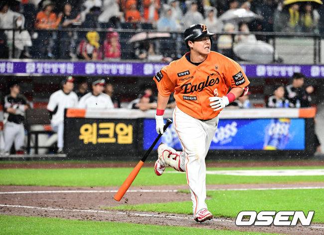 [OSEN=대전, 지형준 기자] 15일 대전 한화생명볼파크에서 2025 신한 SOL Bank KBO리그 한화 이글스와 LG 트윈스의 경기가 열렸다.이날 한화는 문동주, LG는 송승기를 선발로 내세웠다.8회말 2사에서 한화 노시환이 솔로포를 날리고 있다. 2025.06.15 /jpnews@osen.co.kr