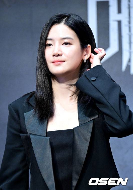 [OSEN=최규한 기자] 12일 오전 서울 라마다서울신도림호텔에서 STUDIO X+U 새 미드폼 드라마 ‘메스를 든 사냥꾼’ 제작발표회가 열렸다.‘메스를 든 사냥꾼’은 부검대 위에서 20년 전 죽은 줄 알았던 아빠이자 연쇄살인마 ‘재단사’의 익숙한 살인 방식을 발견한 부검의 세현이 아빠의 먹잇감이 되지 않기 위해 경찰 정현보다 먼저 그를 찾기 위해 나서는 범죄 스릴러다.배우 박주현이 제작발표회를 마친 뒤 인사를 전하고 있다. 2025.06.12 / dreamer@osen.co.kr