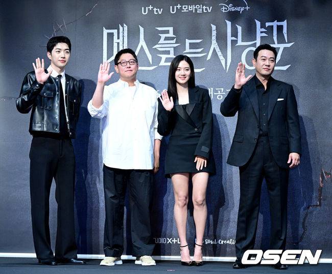 [OSEN=최규한 기자] 12일 오전 서울 라마다서울신도림호텔에서&nbsp;STUDIO X+U 새 미드폼 드라마&nbsp;‘메스를 든 사냥꾼’ 제작발표회가 열렸다.‘메스를 든 사냥꾼’은 부검대 위에서 20년 전 죽은 줄 알았던 아빠이자 연쇄살인마 ‘재단사’의 익숙한 살인 방식을 발견한 부검의 세현이 아빠의 먹잇감이 되지 않기 위해 경찰 정현보다 먼저 그를 찾기 위해 나서는 범죄 스릴러다.배우 강훈, 이정훈 감독, 박주현, 박용우(왼쪽부터)이 포토타임을 하고 있다. 2025.06.12 / dreamer@osen.co.kr