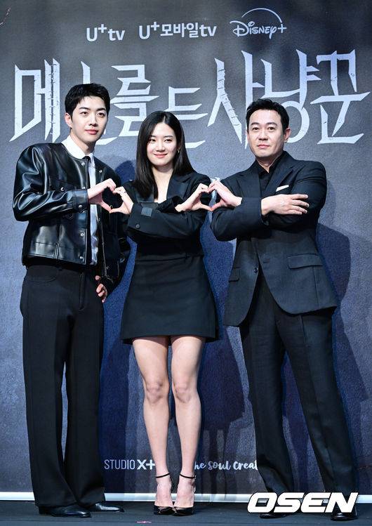 [OSEN=최규한 기자] 12일 오전 서울 라마다서울신도림호텔에서&nbsp;STUDIO X+U 새 미드폼 드라마&nbsp;‘메스를 든 사냥꾼’ 제작발표회가 열렸다.‘메스를 든 사냥꾼’은 부검대 위에서 20년 전 죽은 줄 알았던 아빠이자 연쇄살인마 ‘재단사’의 익숙한 살인 방식을 발견한 부검의 세현이 아빠의 먹잇감이 되지 않기 위해 경찰 정현보다 먼저 그를 찾기 위해 나서는 범죄 스릴러다.배우 강훈, 박주현, 박용우(왼쪽부터)이 포토타임을 하고 있다. 2025.06.12 / dreamer@osen.co.kr