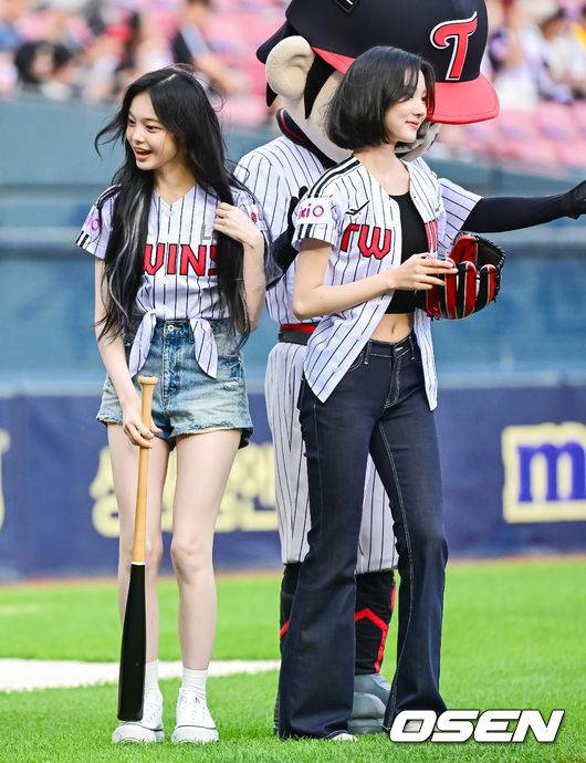 [OSEN=잠실, 지형준 기자] 걸그룹 하츠투하츠 이안, 지우가 시타, 시구를 준비하고 있다. 2025.06.12 /jpnews@osen.co.kr