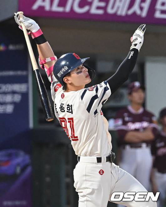 [OSEN=부산, 이석우 기자] 4일 부산 사직야구장에서 2025 신한 SOL 뱅크 KBO 리그 롯데 자이언츠와 키움 히어로즈의 경기가 열렸다. 홈팀 롯데는 박세웅이, 방문팀 키움은 김윤하가 선발 출전했다.롯데 자이언츠 윤동희가 3회말 2사 2,3루 우익수 희생 플라이볼을 치고 있다. 2025.06.04 / foto0307@osen.co.kr