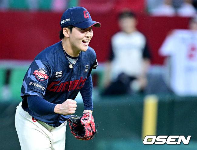 [OSEN=인천, 최규한 기자] 15일 인천 SSG랜더스필드에서 ‘2025 신한 SOL Bank KBO리그’ SSG 랜더스와 롯데 자이언츠의 경기가 열렸다.홈팀 SSG은 드류 앤더슨, 방문팀 롯데는 이민석을 선발로 내세웠다.8회말 SSG 공격을 실점없이 막아낸 롯데 최준용이 더그아웃으로 향하며 기뻐하고 있다. 2025.06.15 / dreamer@osen.co.kr