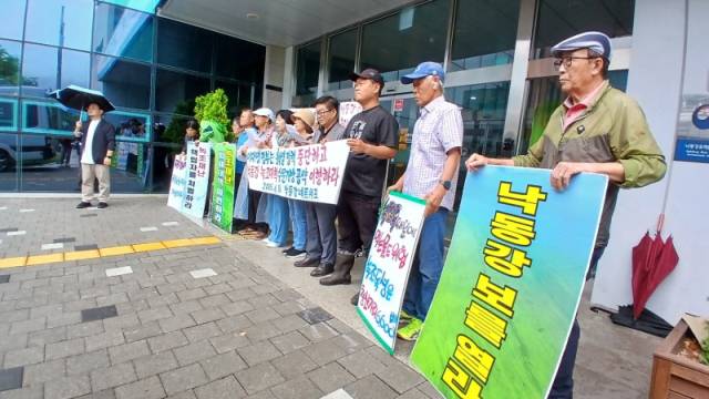 ▲마산창원진해환경운동연합이 낙동강유역환경청 앞에서 기자회견을 하고 있다. ⓒ프레시안(조민규)