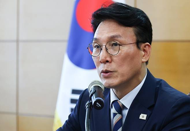 김민석 국무총리 후보자가 16일 오전 서울 종로구 금융감독연수원에 마련된 청문회 준비단 사무실에서 열린 경제·민생분야 부처 업무보고에서 모두발언을 하고 있다. 공동취재