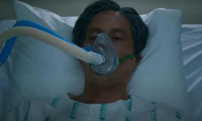 넷플릭스 화제작 '폭싹 속았수다'에서 관식이 다발골수종으로 임종을 앞둔 장면. 넷플릭스 화면