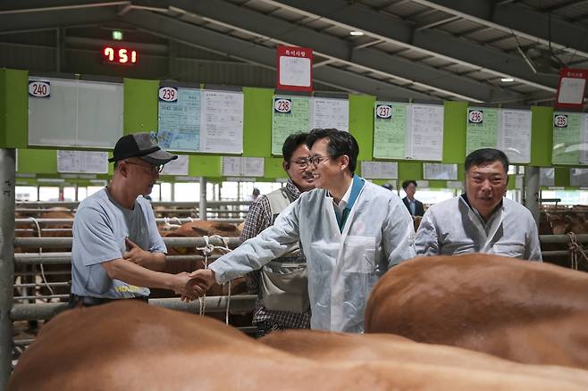 재개장한 전남 영암군&nbsp;도포면 영암축협 가축 경매시장. 영암군 제공
