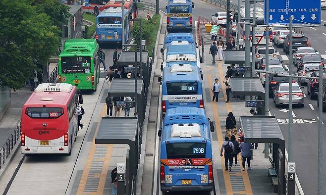 서울 중구 서울역버스환승센터로 버스가 도착하고 있다.연합뉴스