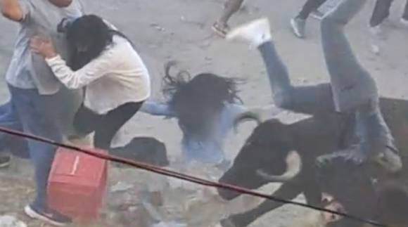 지난 10일 페루 아야쿠초 지방의 안다마르카 지역 투우경기장에서 밖으로 뛰쳐나온 황소가 주민들을 공격하고 있다. SNS 캡처