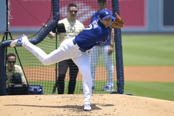 오타니 쇼헤이(LA 다저스)가 16일(한국시간) 미국 캘리포니아주 로스앤젤레스 다저스타디움에서 열린 2025 미국 메이저리그(MLB) 정규시즌 뉴욕 양키스와의 홈 경기를 앞두고 라이브 피칭을 하고 있다. 로이터 연합뉴스