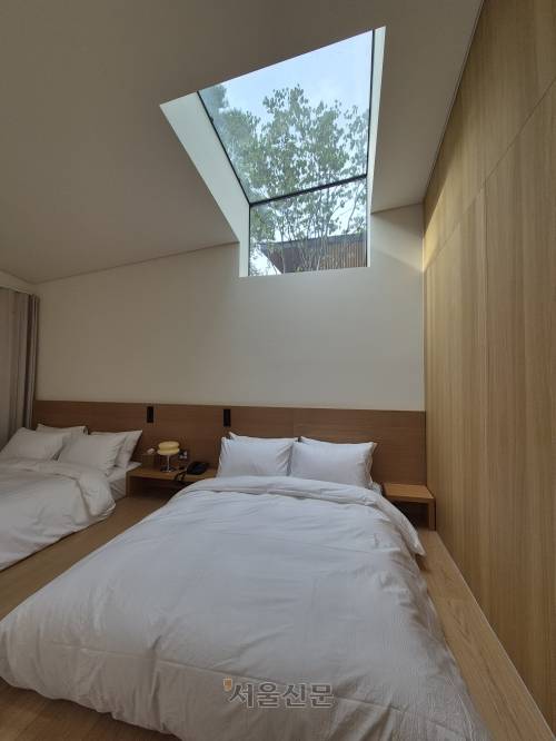 수락휴 독립동의 침대와 천창.  서유미 기자