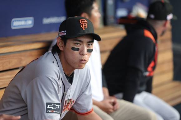 이정후(샌프란시스코 자이언츠)가 16일(한국시간) 미국 캘리포니아주 로스앤젤레스 다저스타디움에서 열린 2025 미국프로야구 메이저리그(MLB) 정규시즌 로스앤젤레스 다저스와의 원정 경기에서 더그아웃에 앉아있다. 로이터 연합뉴스