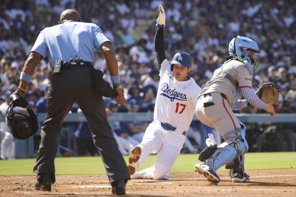오타니 쇼헤이(로스앤젤레스 다저스)가 16일(한국시간) 미국 캘리포니아주 로스앤젤레스 다저스타디움에서 열린 2025 미국프로야구 메이저리그(MLB) 정규시즌 샌프란시스코 자이언츠와의 홈 경기에서 득점하고 있다. AP 연합뉴스