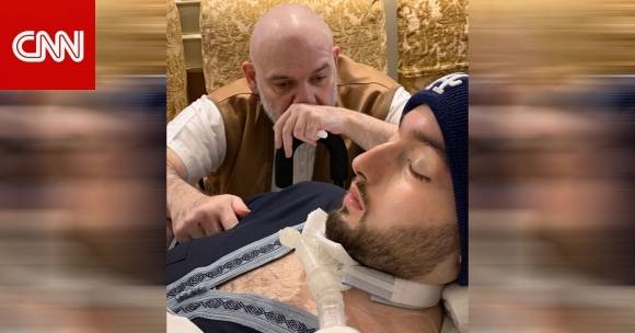 혼수상태에 빠진 아들 알왈리드 빈칼리드를 바라보는 칼리드 빈탈랄 왕자의 모습. CNN 아라비아 캡처