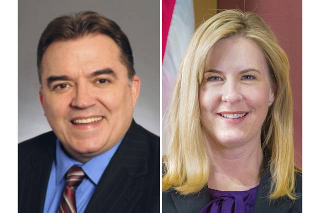 14일(현지 시간) 미국 미네소타주 자택에서 괴한의 총격을 받고 사망한 민주당 소속의 멀리사 호트먼(오른쪽) 주 하원의원과 부상을 입은 존 호프먼 주 상원의원. AP연합뉴스