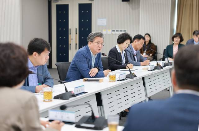 정용래 유성구청장이 저녁시간 주정차 단속 유예 관련 업무 지시를 하고 있다. 사진제공=유성구