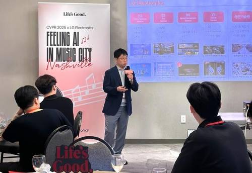 김재철 LG전자 CTO부문 인공지능연구소 상무가 11∼15일(현지시간) 미국 테네시주 내슈빌에서 열린 '국제 컴퓨터 비전 및 패턴 인식 학술대회(이하 CVPR) 2025' 현장에서 인공지능(AI) 인재들에게 회사의 전략을 설명하고 있다. 사진제공=LG전자