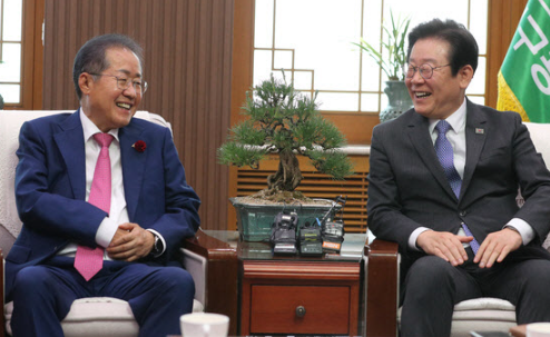 2023년 5월 당시 이재명 더불어민주당 대표가 홍준표 대구시장을 예방한 모습 ,연합뉴스