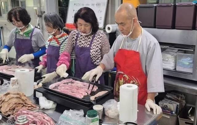 문빈정사 주지 법공스님이 12일 광주 남구 성요셉사랑의식당에서 저소득층을 위한 삼겹살 후원 행사로 삼겹살을 굽고 나르고 있다. 오영순 광주 남구의원 SNS