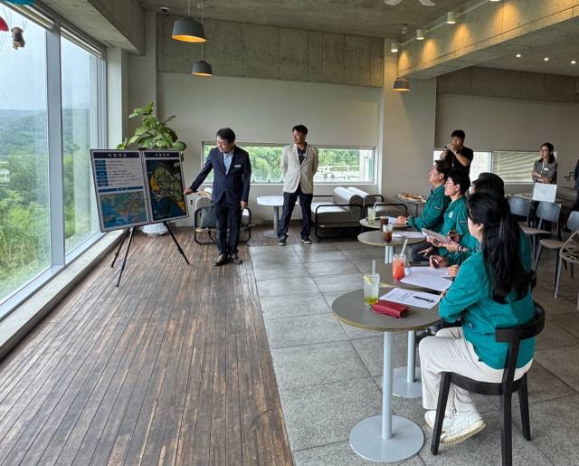 16일 경남도의회 웅동지구 특별위원회의 제3차 회의에 참석한 부산진해경제자유구역청 관계자가 웅동1지구 정상화 추진현황 및 계획을 설명하고 있다. 사진제공=부산진해경제자유구역청