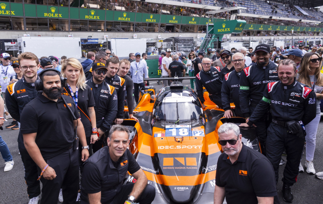 시릴 아비테불(앞줄 왼쪽) 현대모터스포츠법인장 겸 제네시스 마그마 레이싱 총감독이 14일(현지 시간) 르망24시 대회 진행 전 그리드워크에서 현대차그룹 CDO겸 CCO 루크 동커볼케 사장이 제네시스 마그마 레이싱팀과 기념사진을 촬영하고 있다.