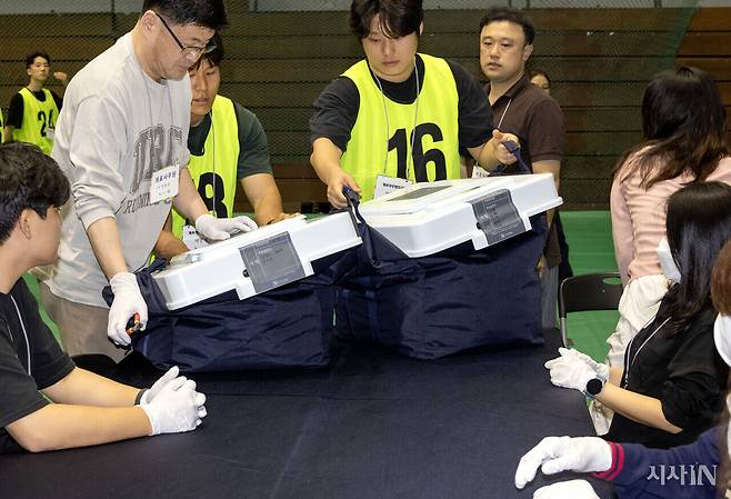 제21대 대선 본투표일인 6월3일 한 개표소에서 개표사무원들이 투표함을 열고 있다. ⓒ시사IN 조남진
