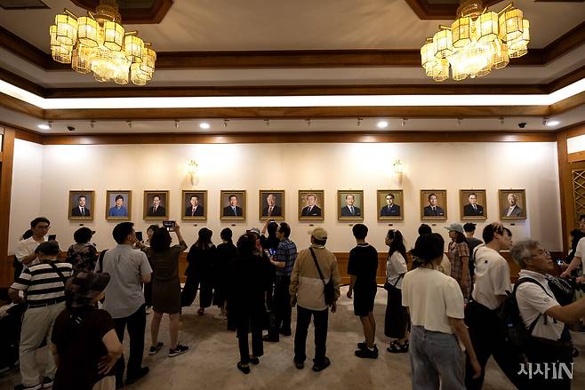 청와대 본관 건물에 역대 대통령들의 초상화가 걸려 있다. ⓒ시사IN 조남진