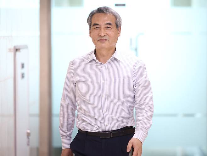 김건희 특검으로 지명된 민중기 전 서울중앙지방법원장이 6월13일 서울 서초동 사무실에서 나와 이동하고 있다. ⓒ 연합뉴스