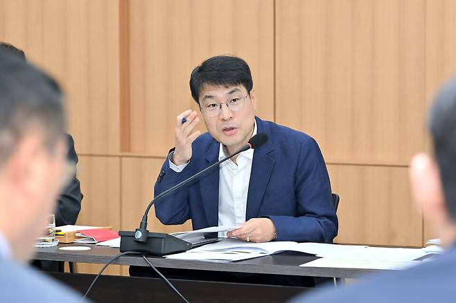 김정기 대구시장 권한대행 행정부시장이 16일 대구시청 동인청사에서 '대통령 공약 국정과제화 추진 점검회의'를 주재하고 있다. ⓒ대구시 제공