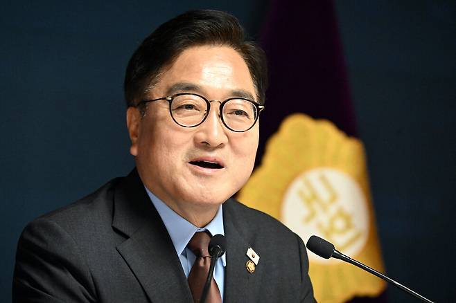 우원식 국회의장이 6월11일 국회 사랑재에서 열린 취임 1주년 기자간담회에서 향후 국회 운영방안 등을 설명하고 있다. ⓒ국회사진기자단